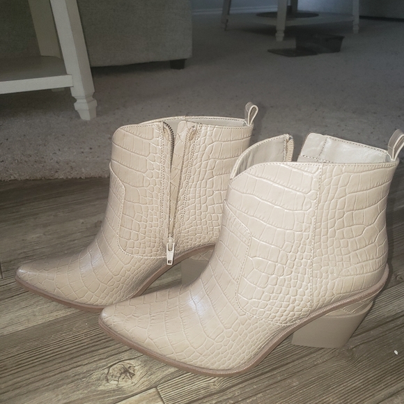Gianni Bini Crop Leather Booties - Picture 5 of 15
